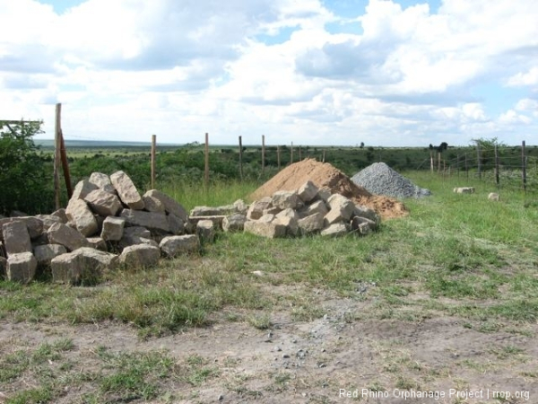 The remainder of the load of quarried stone, the 12 tons of sand and the 10 tons of ballast. Our future building materials.