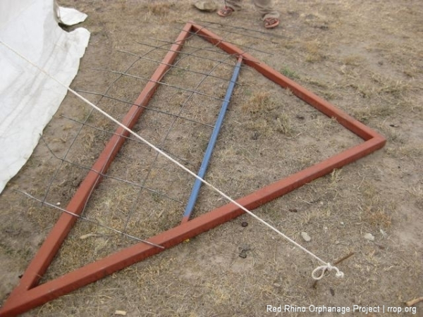 This small piece of BRC is all we had left over. The piece of metal on the ground under it is a right angle triangle, with 2 meter legs, which we will use when putting up the walls to ensure they are also at perfect right angles. We had it welded up for just that purpose.