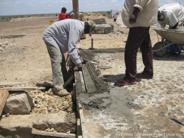 Th masons had been busy laying the screed, the mortar base for the stones.