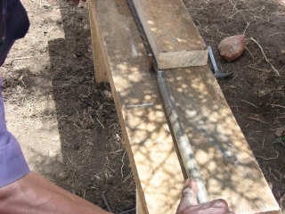 The pipe is the bending bar and the metal pegs and chalk marks set the length.