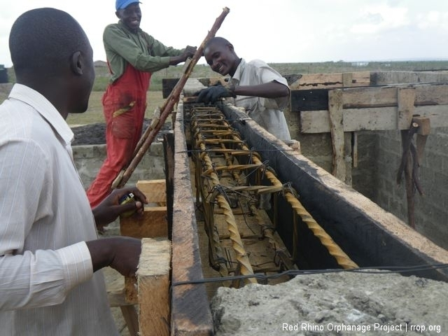 Opyo anchors a length of binding wire to one side with a nail and then stretches it tightly over the top of the form and nails it to the other side, ensuring that the form will remain constant at the top as  well as the sides and bottom. He puts the wires every three feet or so.