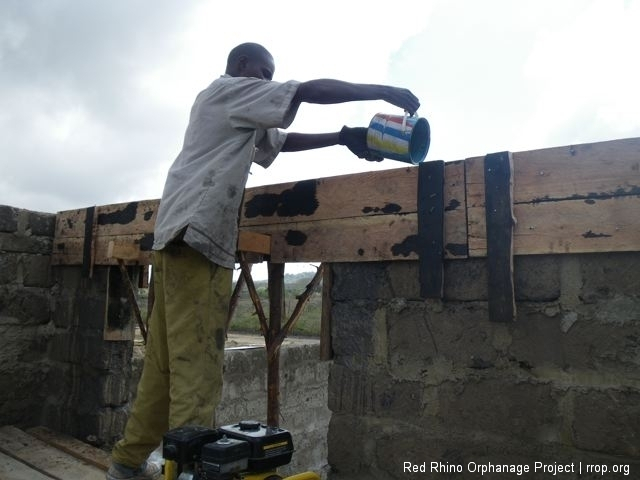 The inside of the boards is painted with used motor oil, and all that remains is to pour some water in the form too moisten it,