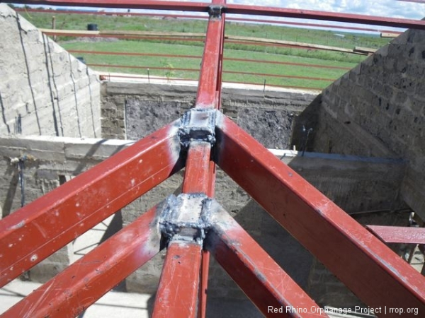 A look at the valley beams where they connect to the big truss coming their way. This is where the roofs, one formed by the big trusses and one  formed by the small trusses meet.