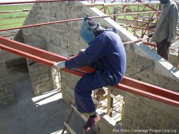 Peter welding purlins to the valley beams.