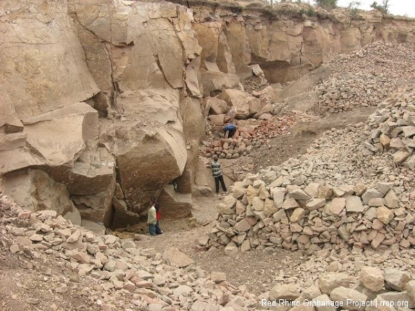 The quarries are lined up for several kilometers along a narrow stretch of old dry river bed.