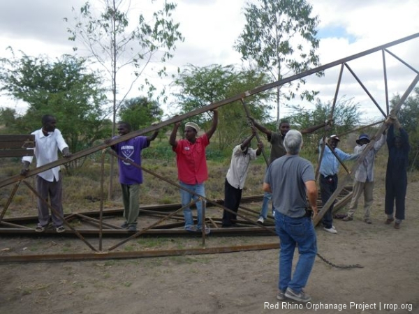 The trusses had been welded down at Joel's, about seven kilometers away, and now were finished, So it was time to bring 'em home.